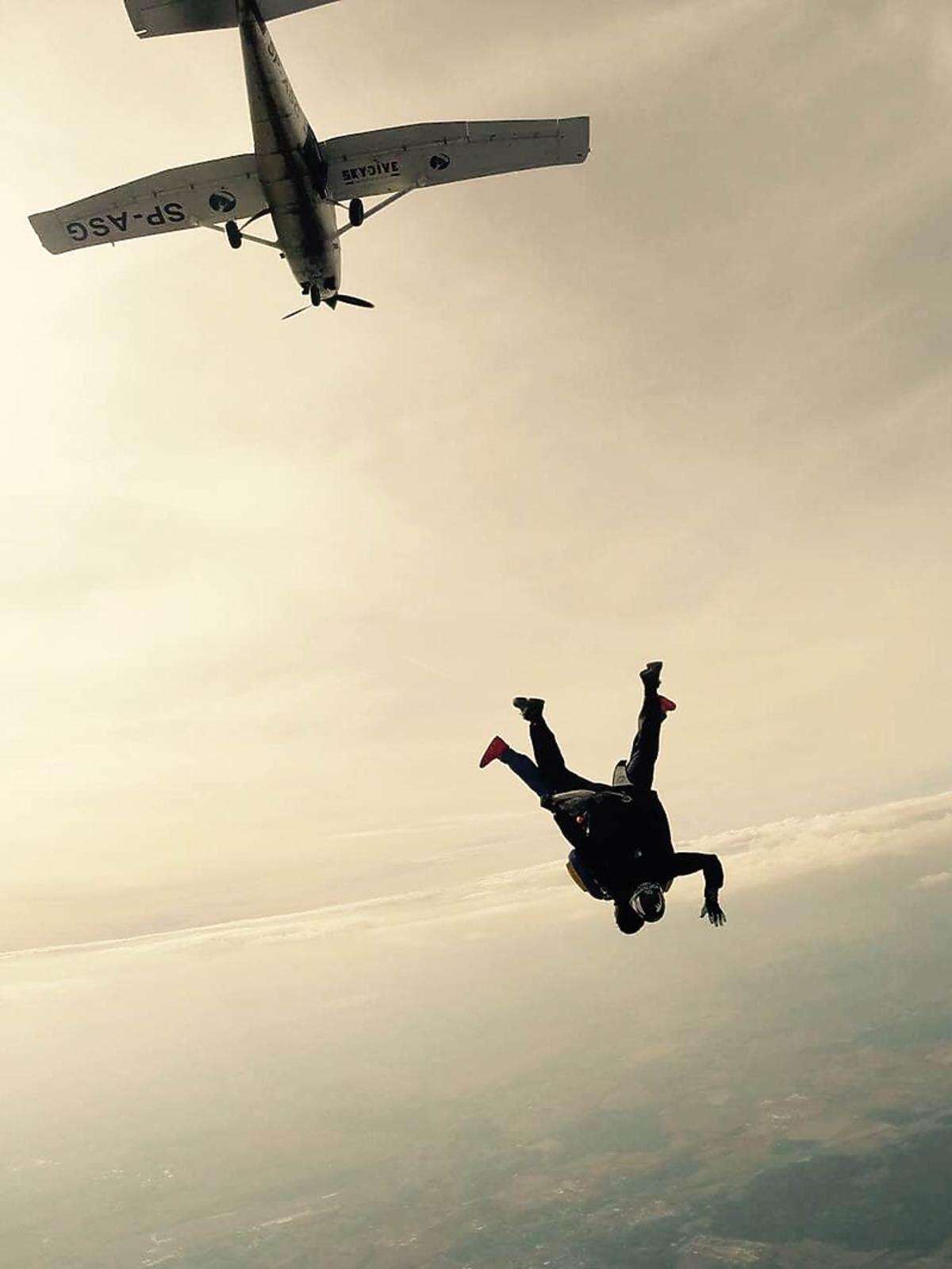 Wojciech Sukiennik skacze ze spadochronem