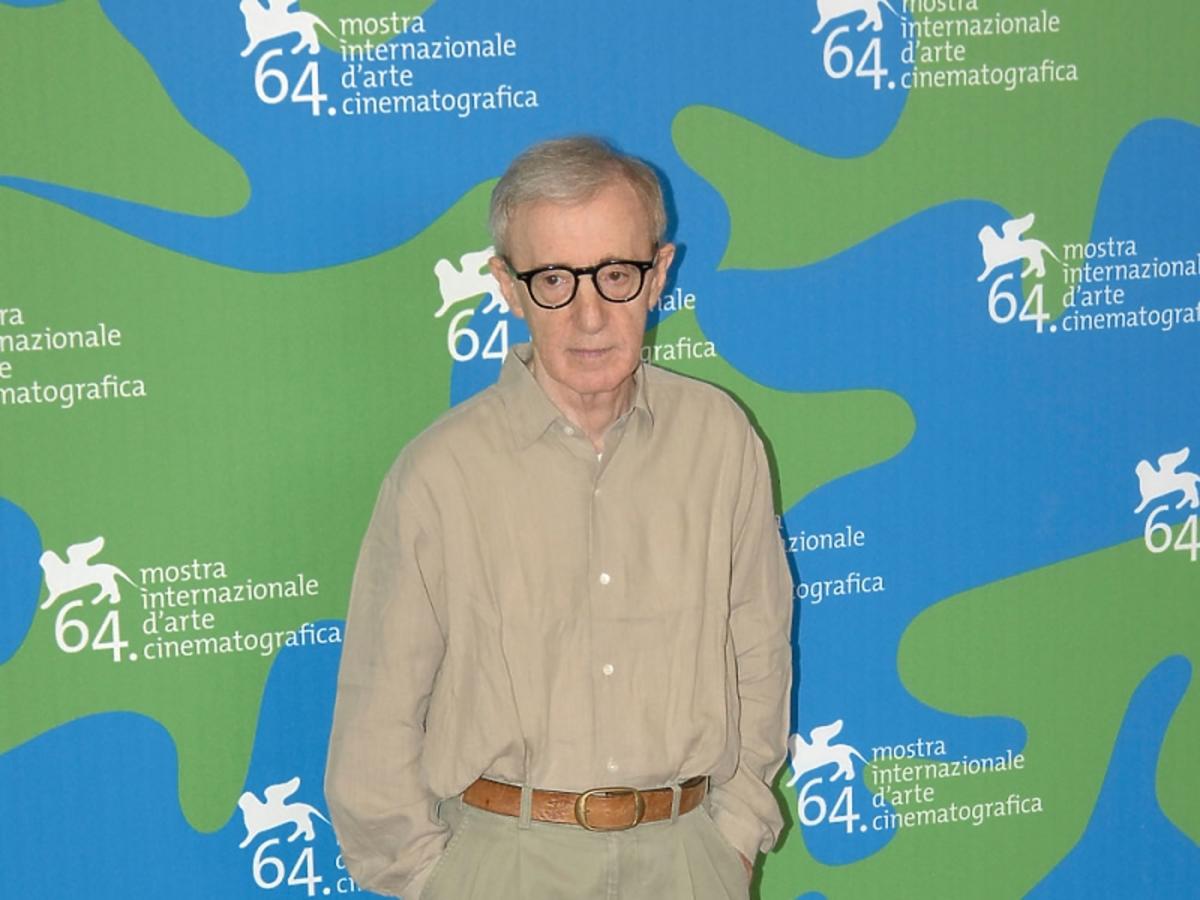 Woody Allen w beżowej koszuli