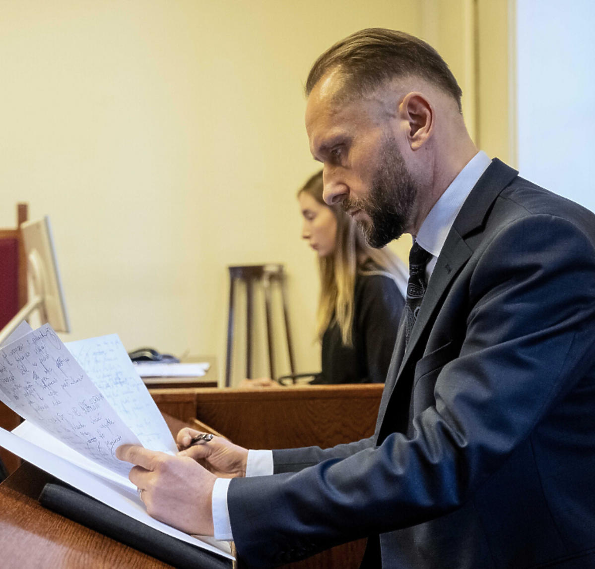 Wychudzony Kamil Durczok w sądzie