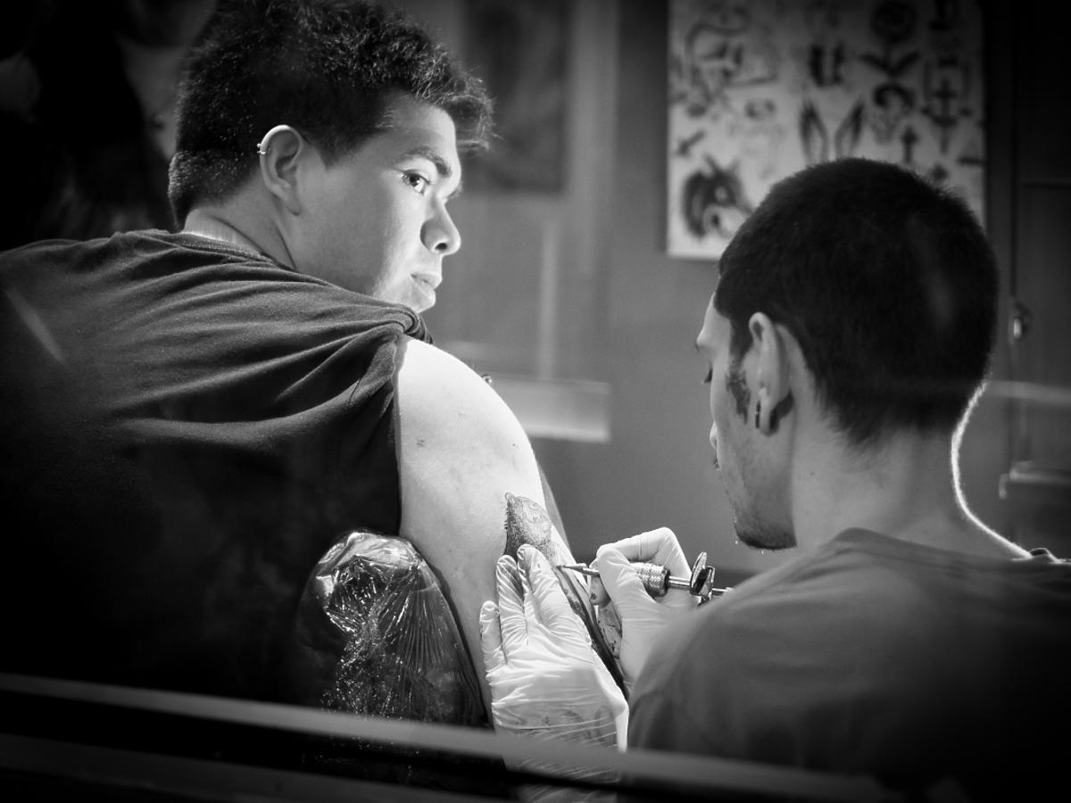 Wykonywanie tatuażu