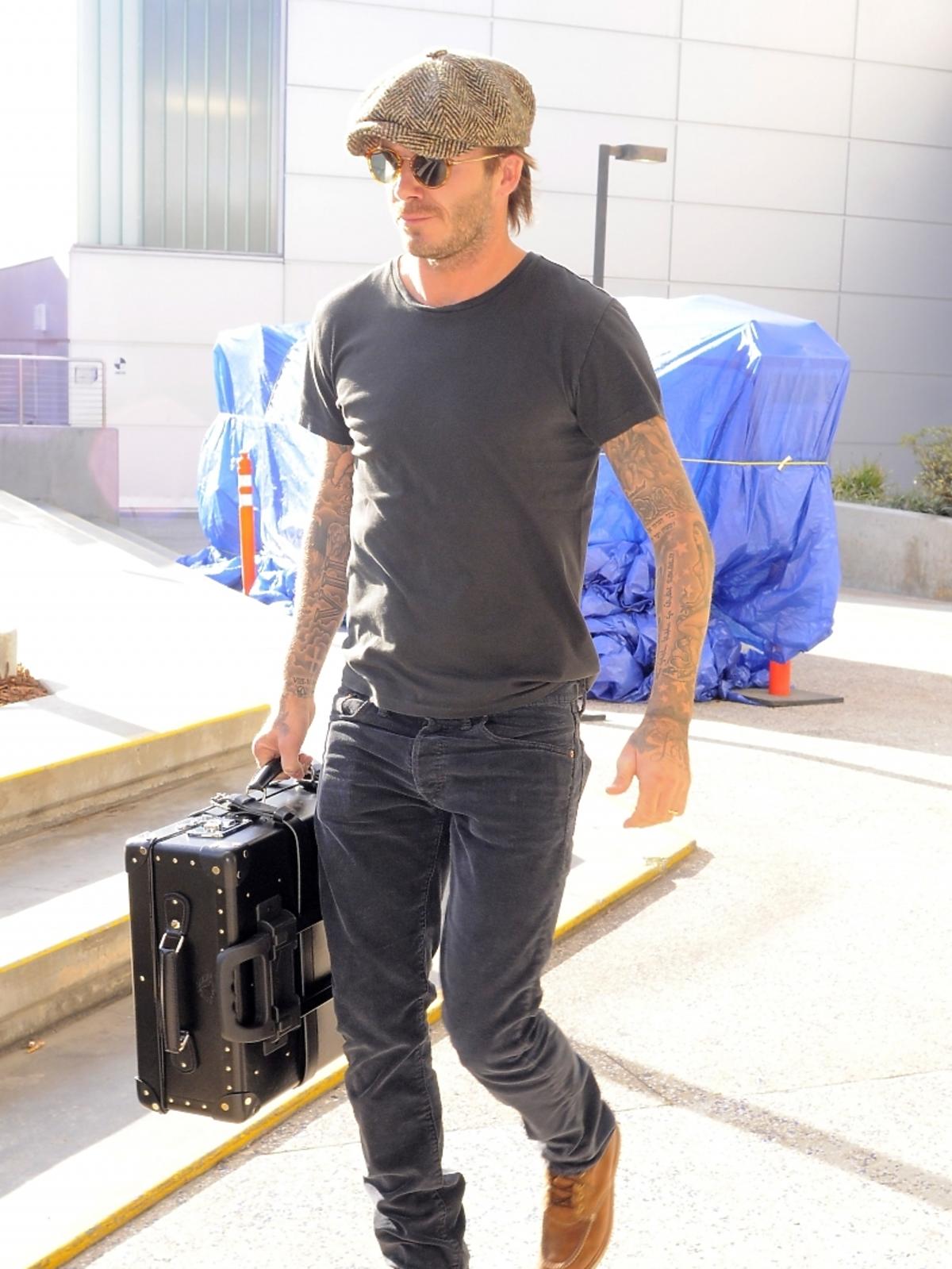 Wytatuowany David Beckham na lotnisku w Los Angeles