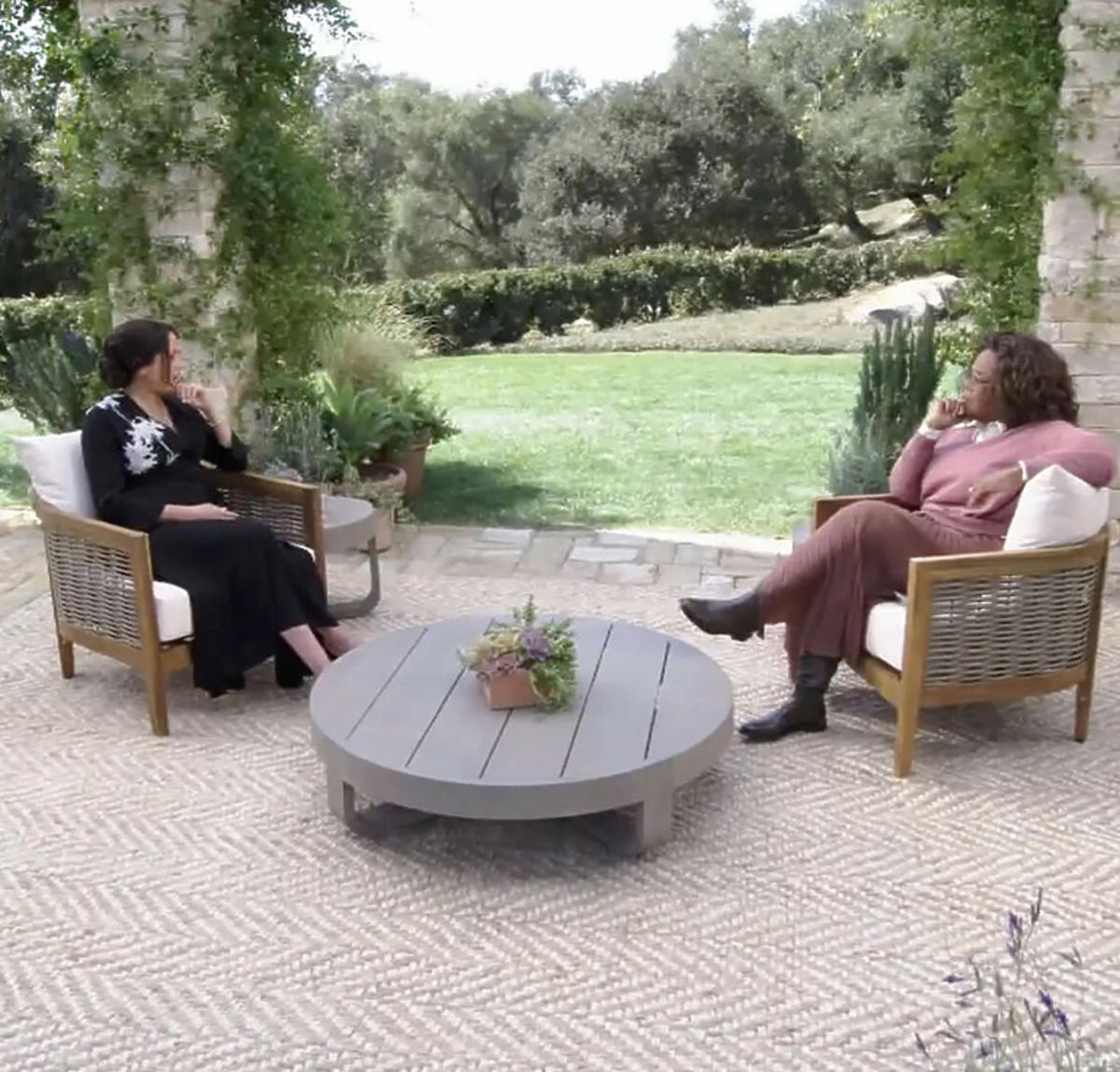 Wywiad z Oprah Winfrey w domu Meghan i Harry'ego w Montecito w Kalifornii, Meghan w czasie nagrania