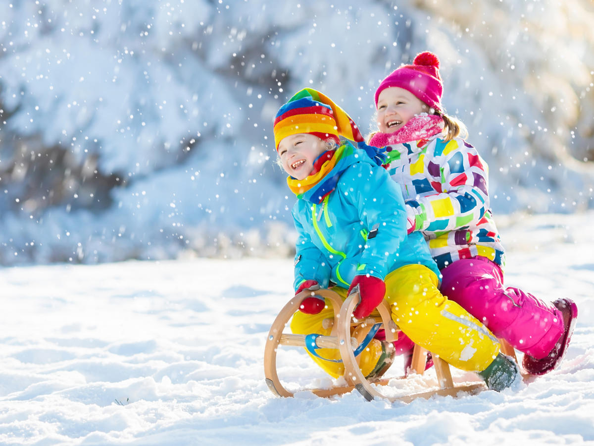 Zabawa z dzieckiem na śniegu