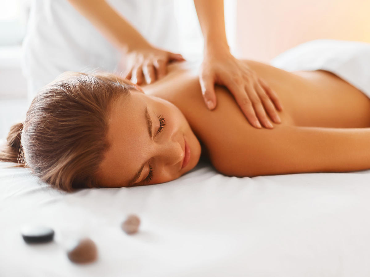 zadowolona kobieta w trakcie masażu