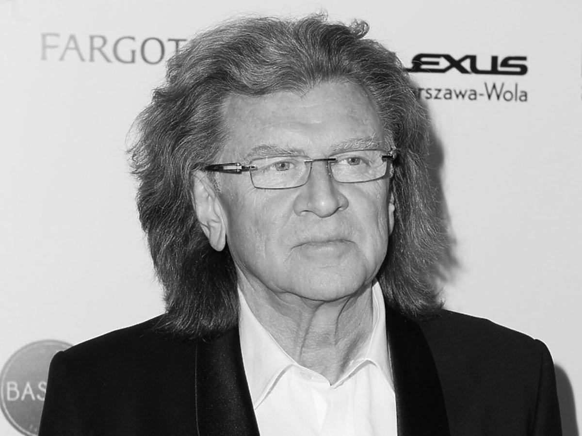 Zbigniew Wodecki spogląda poważnym wzrokiem w bok
