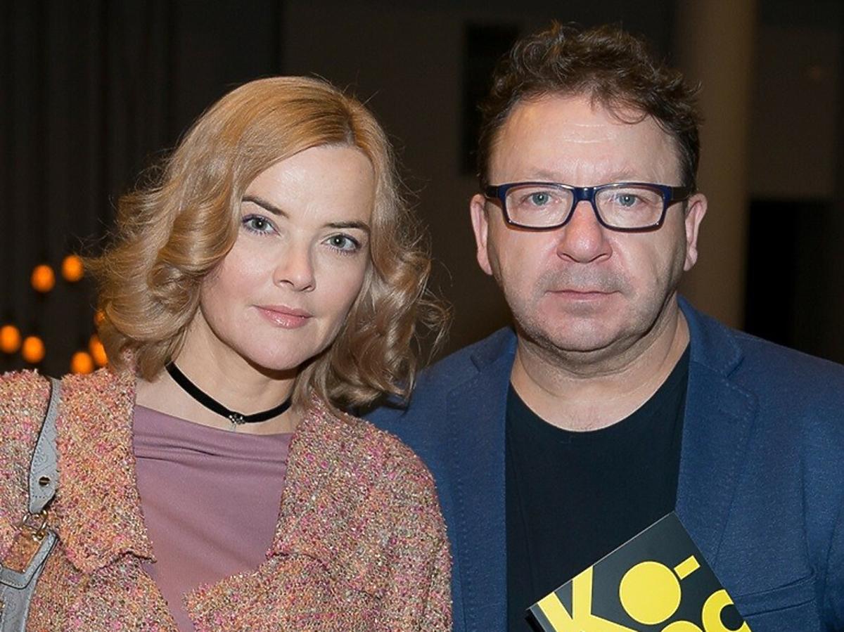 Zbigniew Zamachowski w garniturze. Monika Zamachowska w beżowej kreacji 
