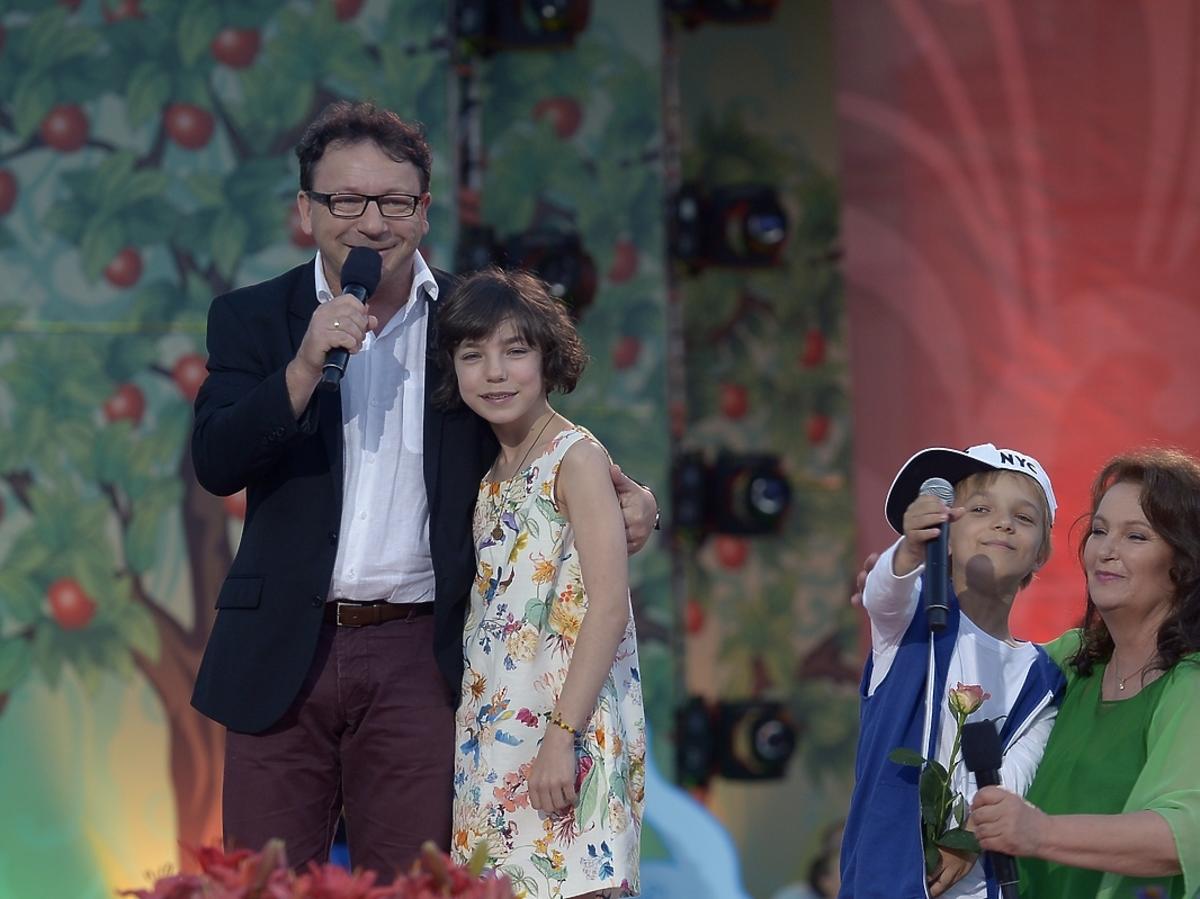 Zbigniew Zamachowski z córką Bronią i Anną Dymną podczas Festiwalu Zaczarowanej Piosenki