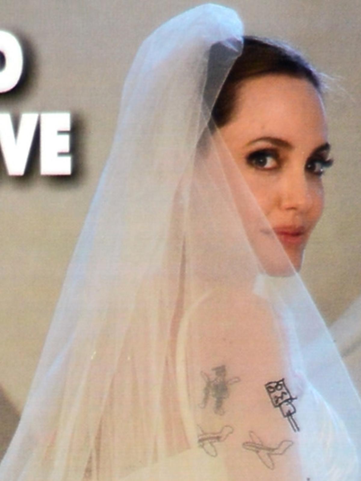Zdjęcia ze ślubu Angeliny Jolie i Brada Pitta w Hello i People. Suknia ślubna Angeliny