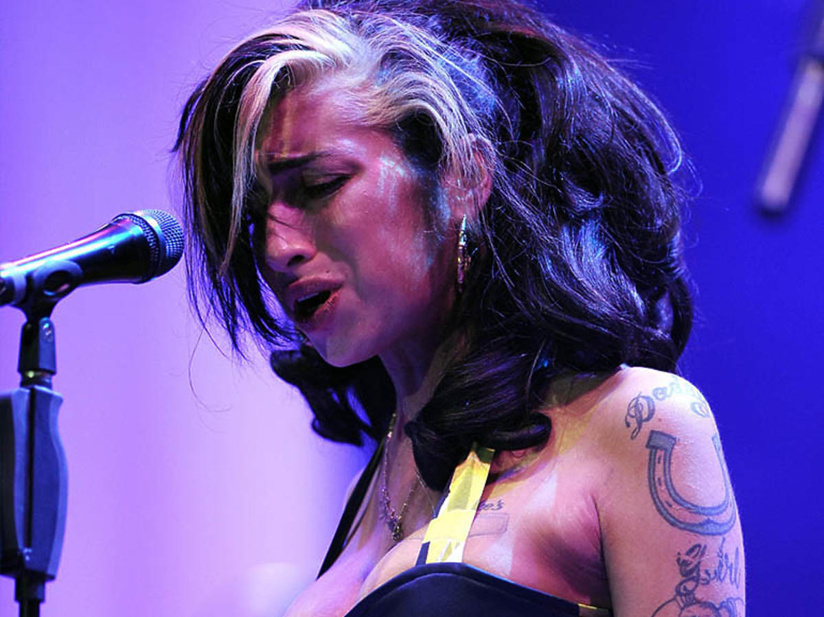 Zdjęcie Amy Winehouse podczas ostatniego koncertu w karierze. Belgrad, 18 czerwca 2011 roku