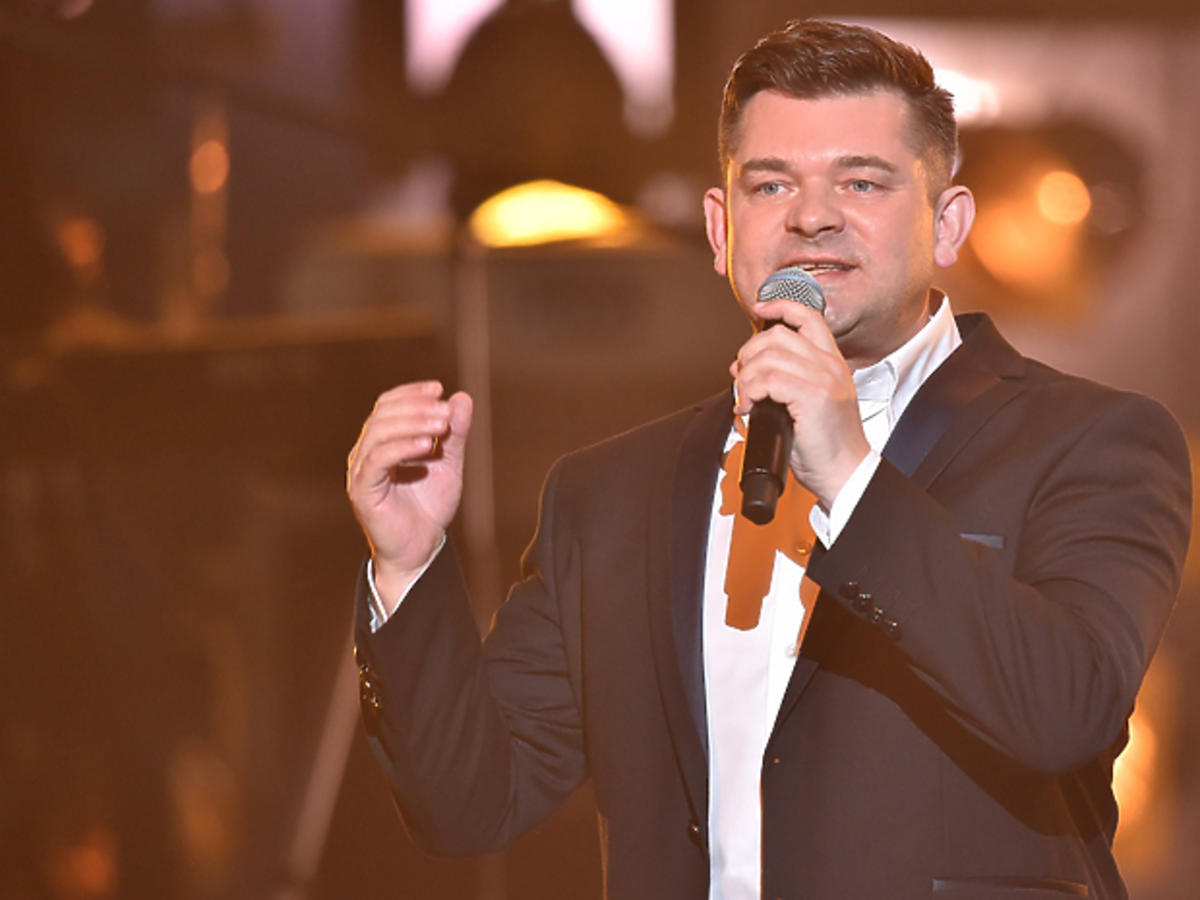 Zenon Martyniuk z grupy disco polo Akcent na scenie
