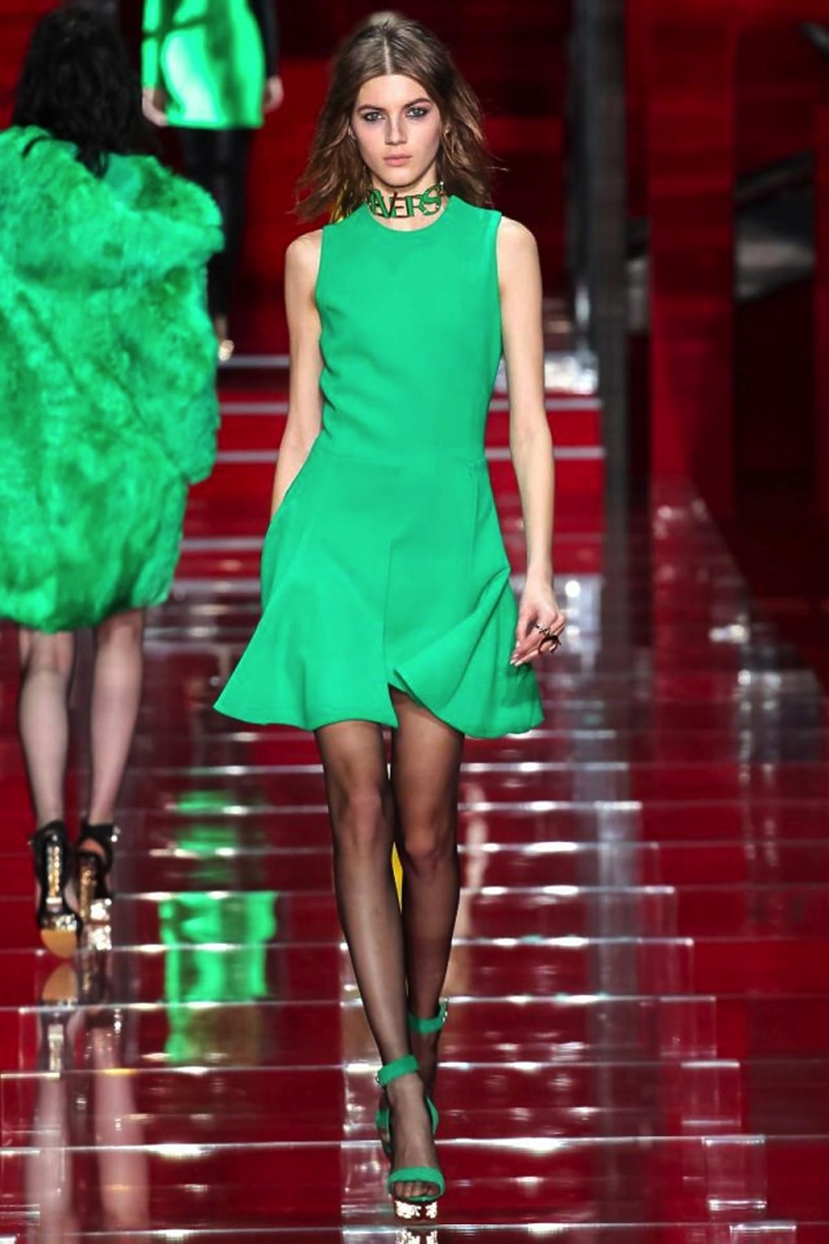 Zielona sukienka na pokazie Versace