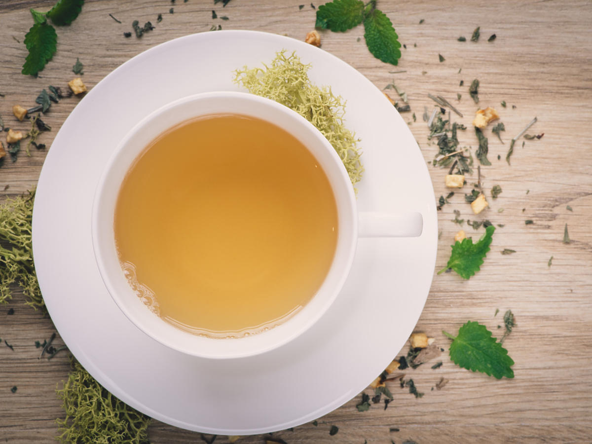 Ziołowa herbata wykonana z liści orzecha.