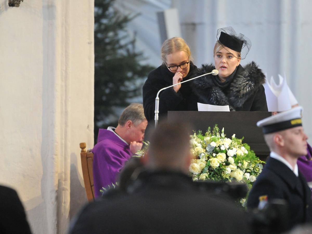 Żona i córka Pawła Adamowicza podczas pogrzebu w Bazylice Mariackiej w Gdańsku