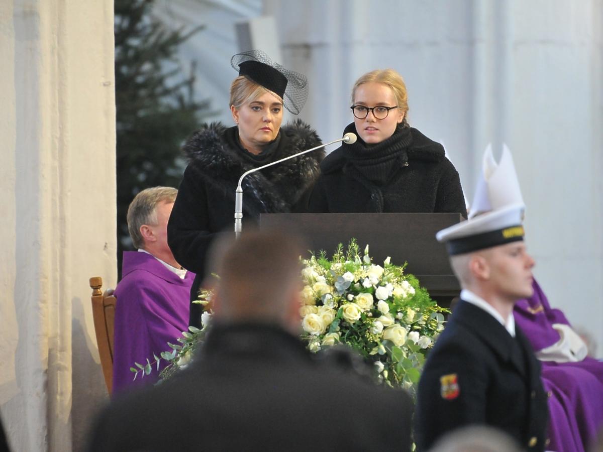 Żona i córka Pawła Adamowicza podczas pogrzebu w Bazylice Mariackiej w Gdańsku