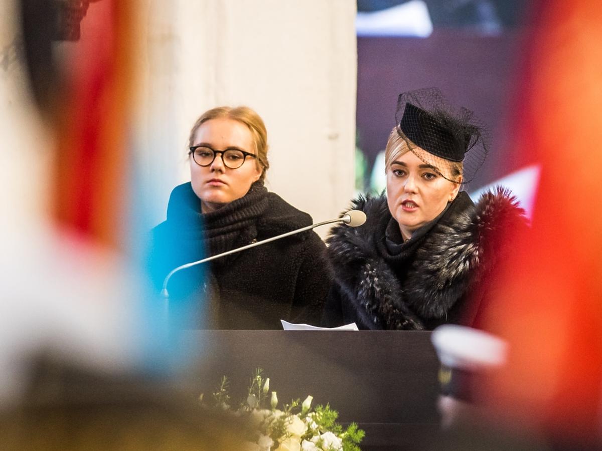 Żona i córka Pawła Adamowicza podczas pogrzebu w Bazylice Mariackiej w Gdańsku