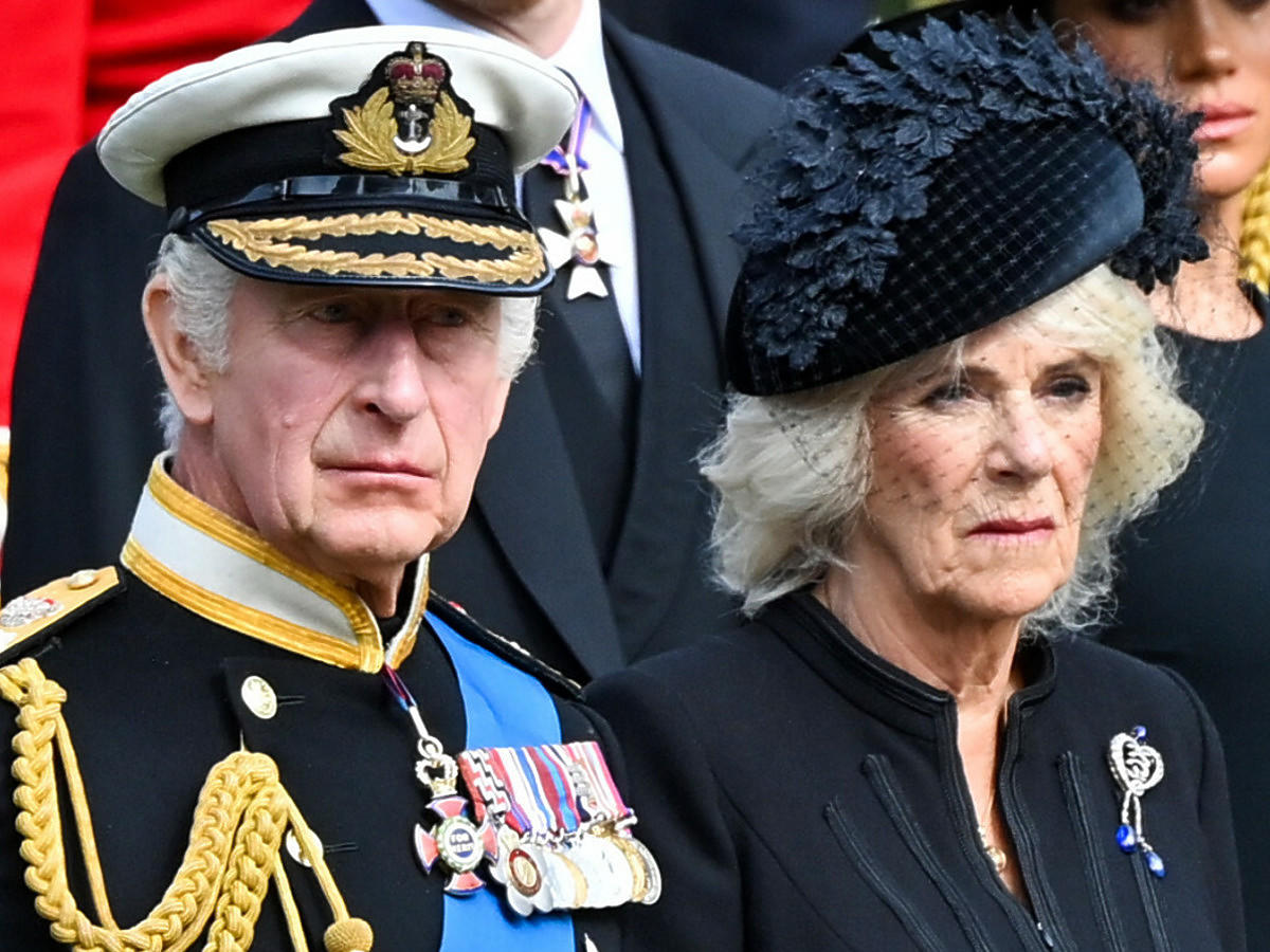 Żona króla Karola III na pogrzebie Elżbiety II. Wybrała wymowną biżuterię