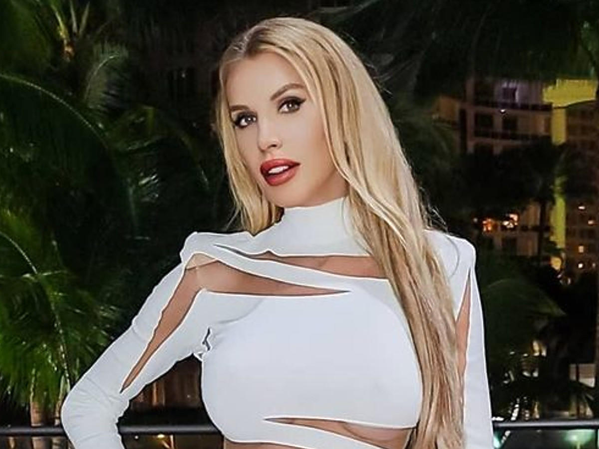 "Żony Miami": Aneta Glam w boskim bikini od Versace. Podobne kupisz w Sinsay za 22 zł