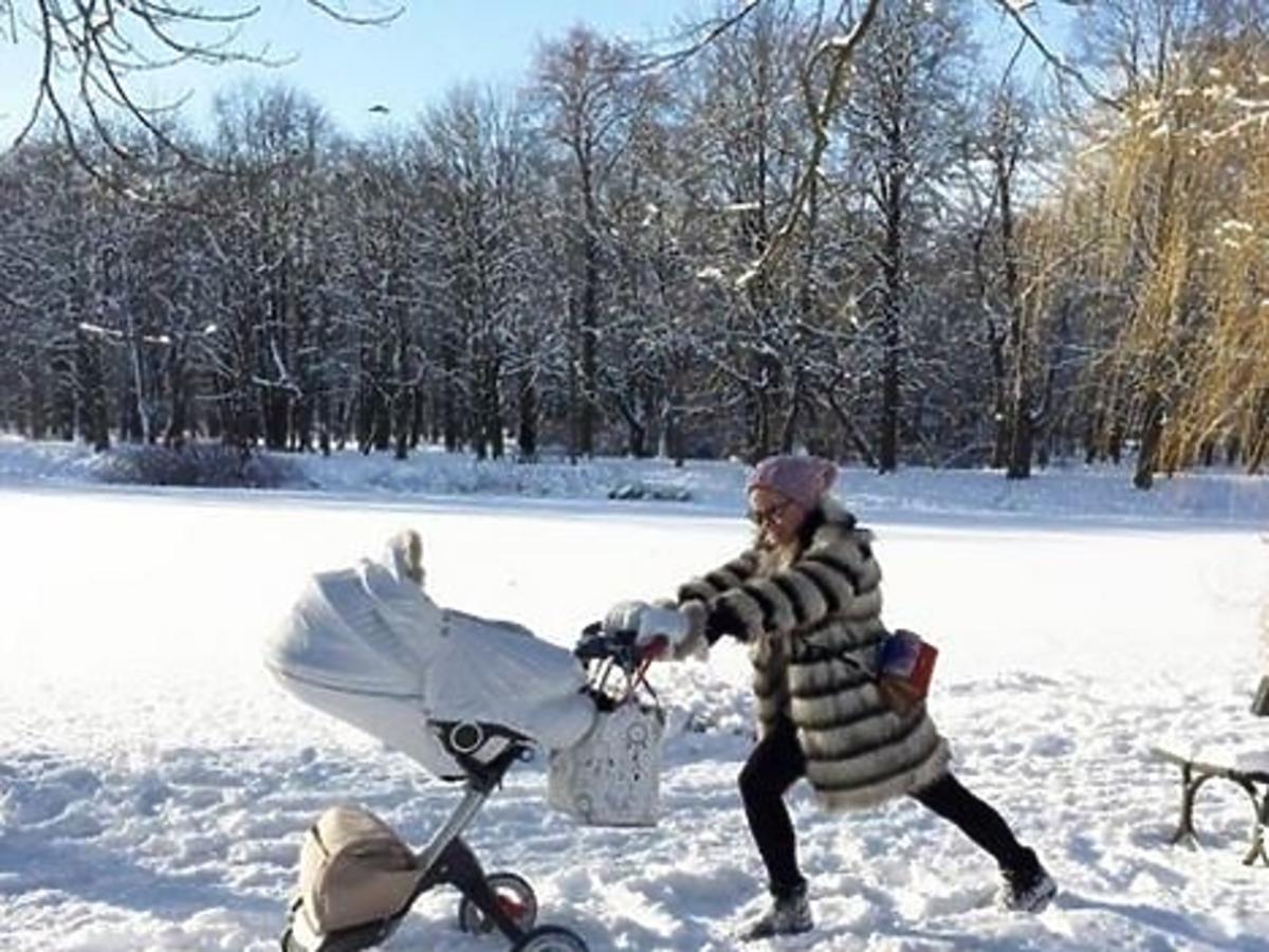 Zosia Ślotała pcha wózek z córką przez śnieg