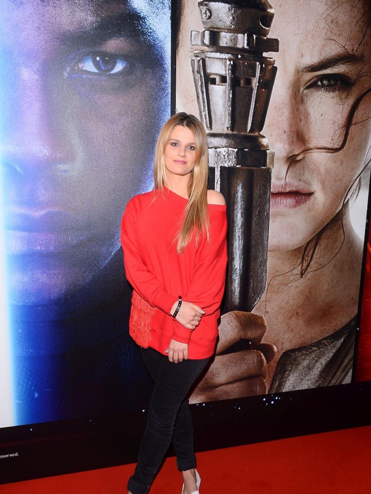 Zosia Zborowska w czerwonym swetrze