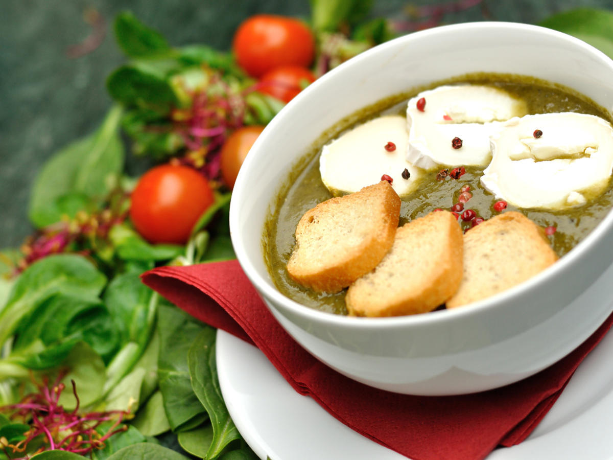 Zupa szpinakowa podana z topionym serkiem oraz chrupiącymi grzankami.