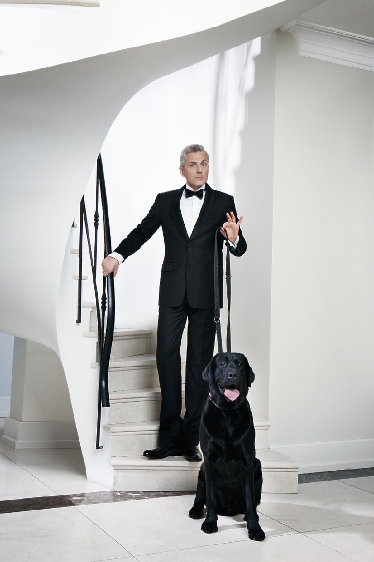 Hubert Urbański stoi na schodach z psem