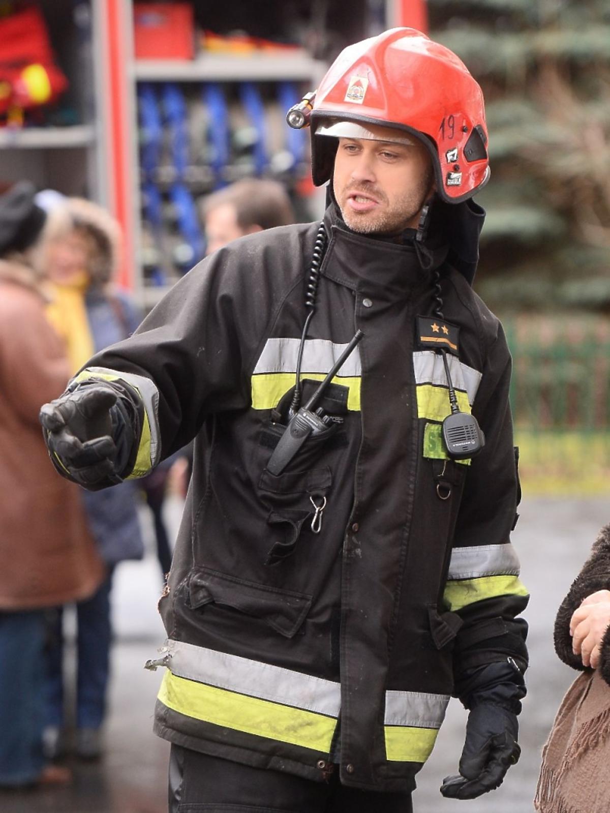 Maciej Zakościelny w stroju strażackim