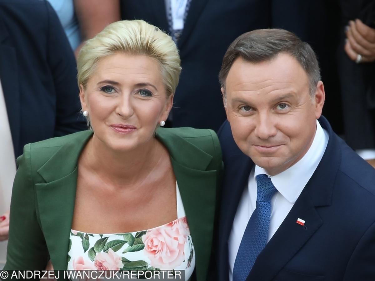 Agata Duda w kwiecistej sukience i zielonym bolerku w USA