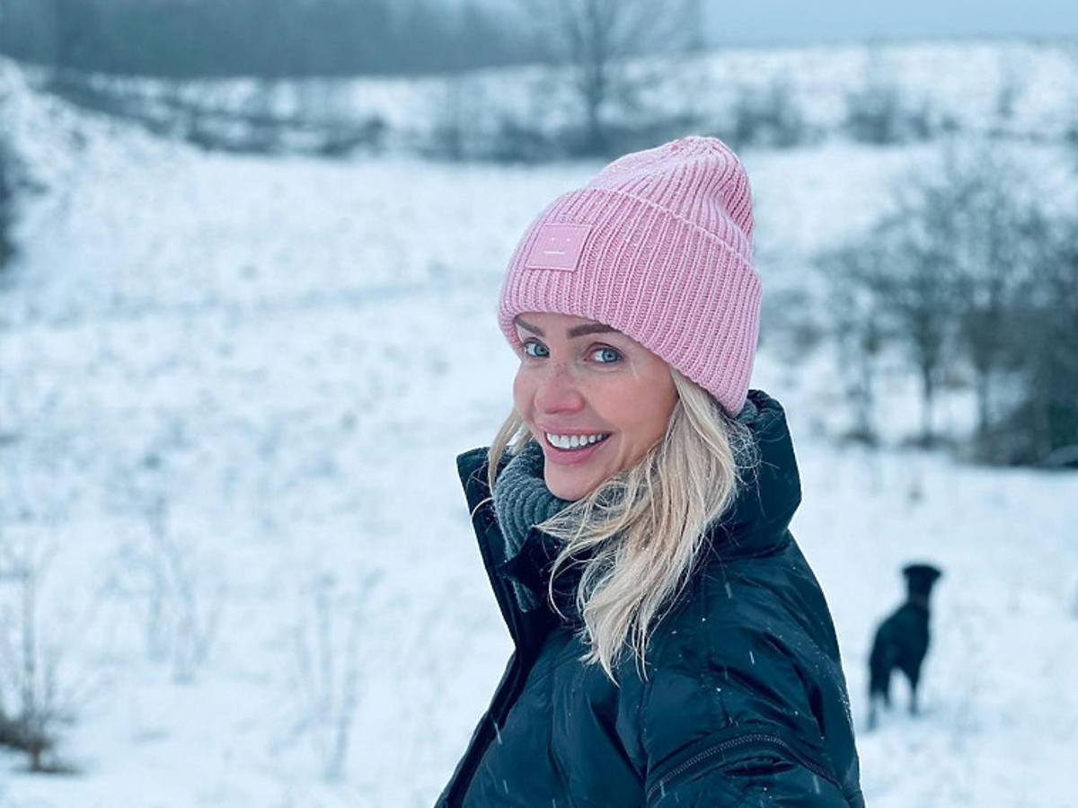 Agnieszka Woźniak-Starak w różowej czapce i czarnej kurtce Stella McCartney
