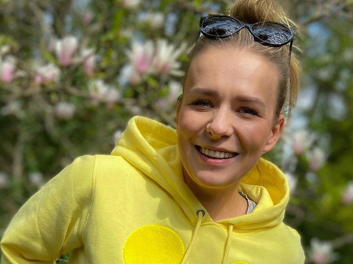 Aneta Zając w żółtej bluzie z H&M za 99,90 zł