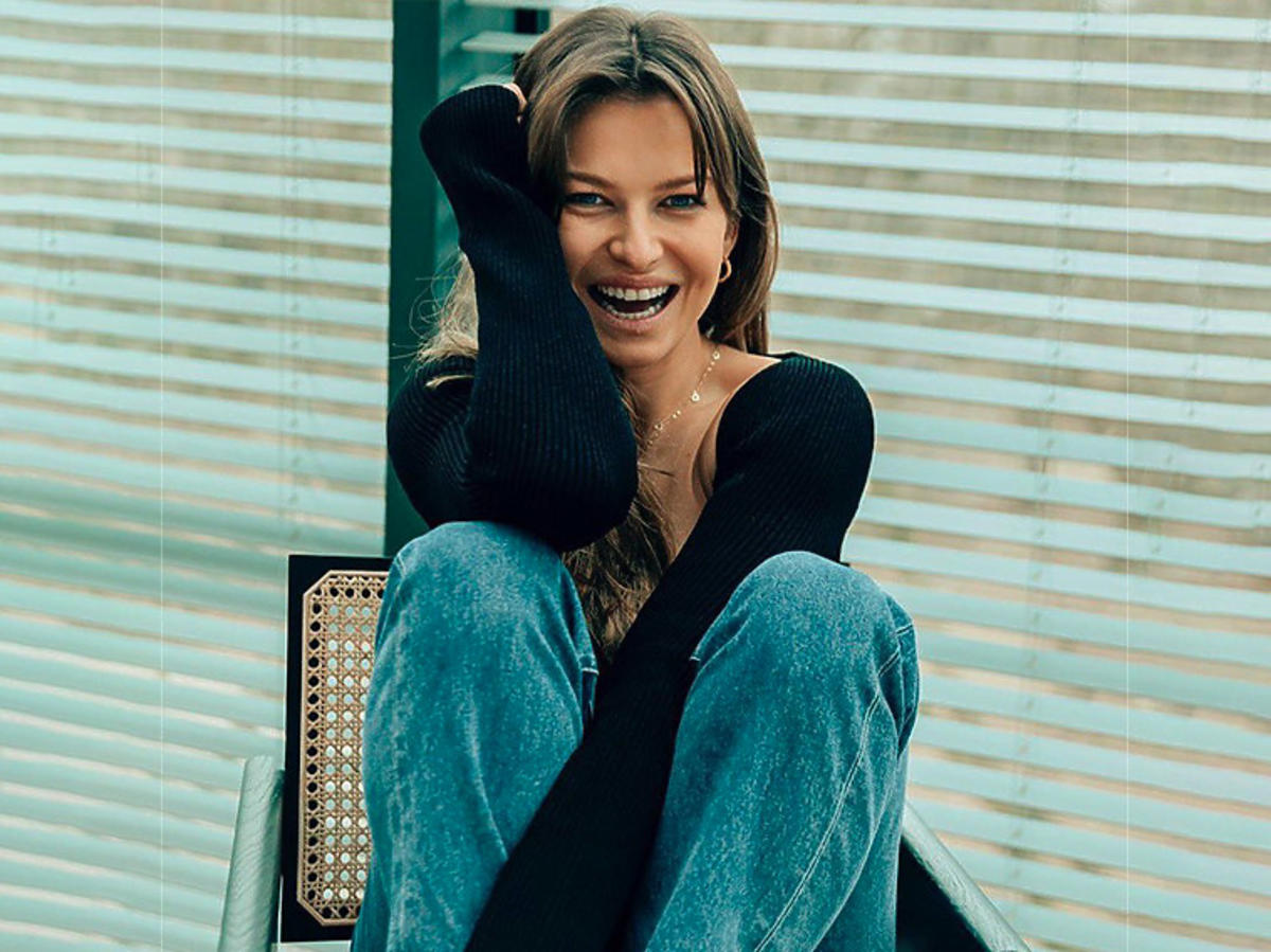 Anna Lewandowska w czarnej bluzce Khaite za ponad 5 tys. zł i jasnych jeansach