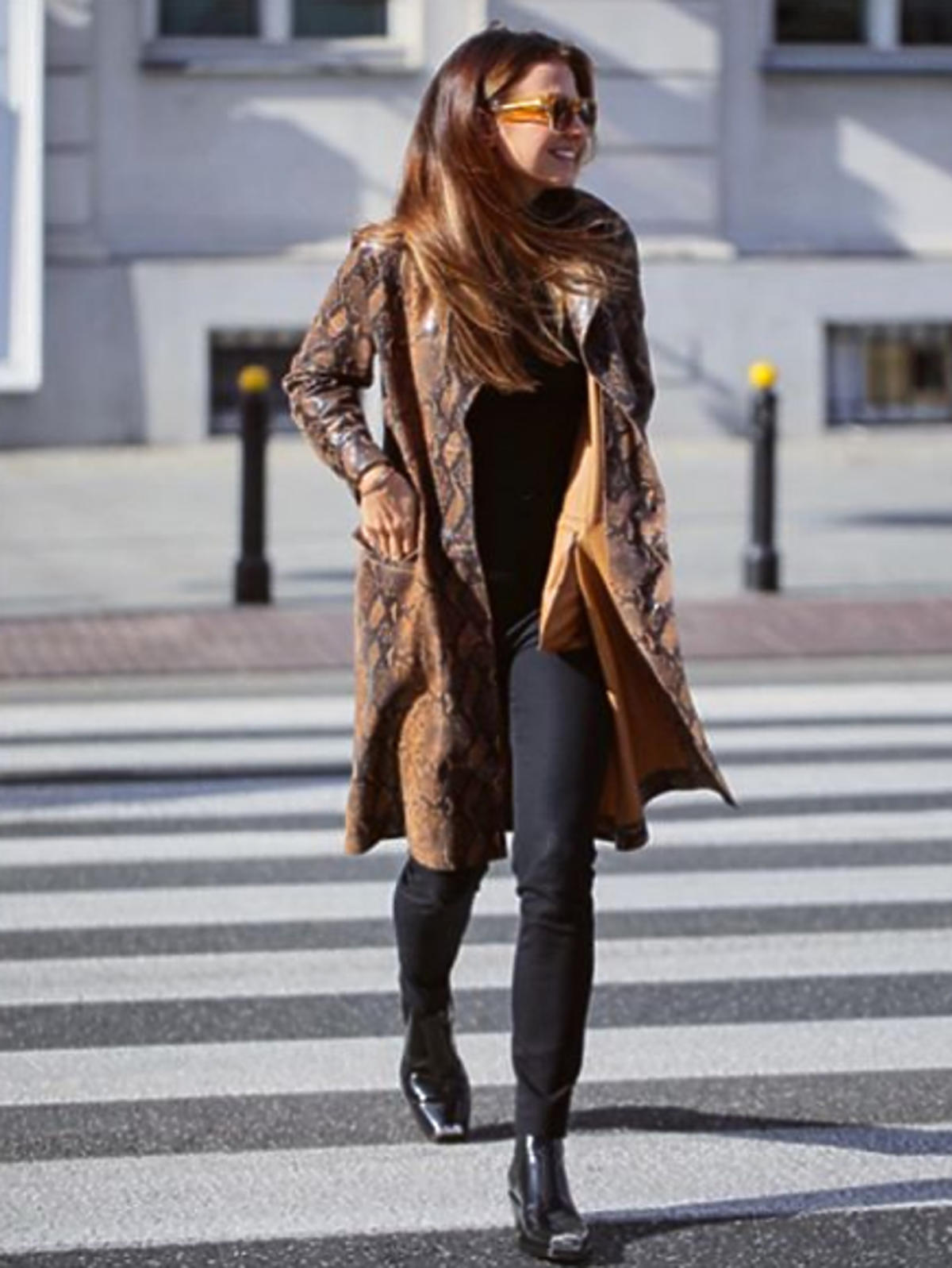 Anna Lewandowska w wężowym płaszczu AllSaints i kowbojkach Calvin Klein