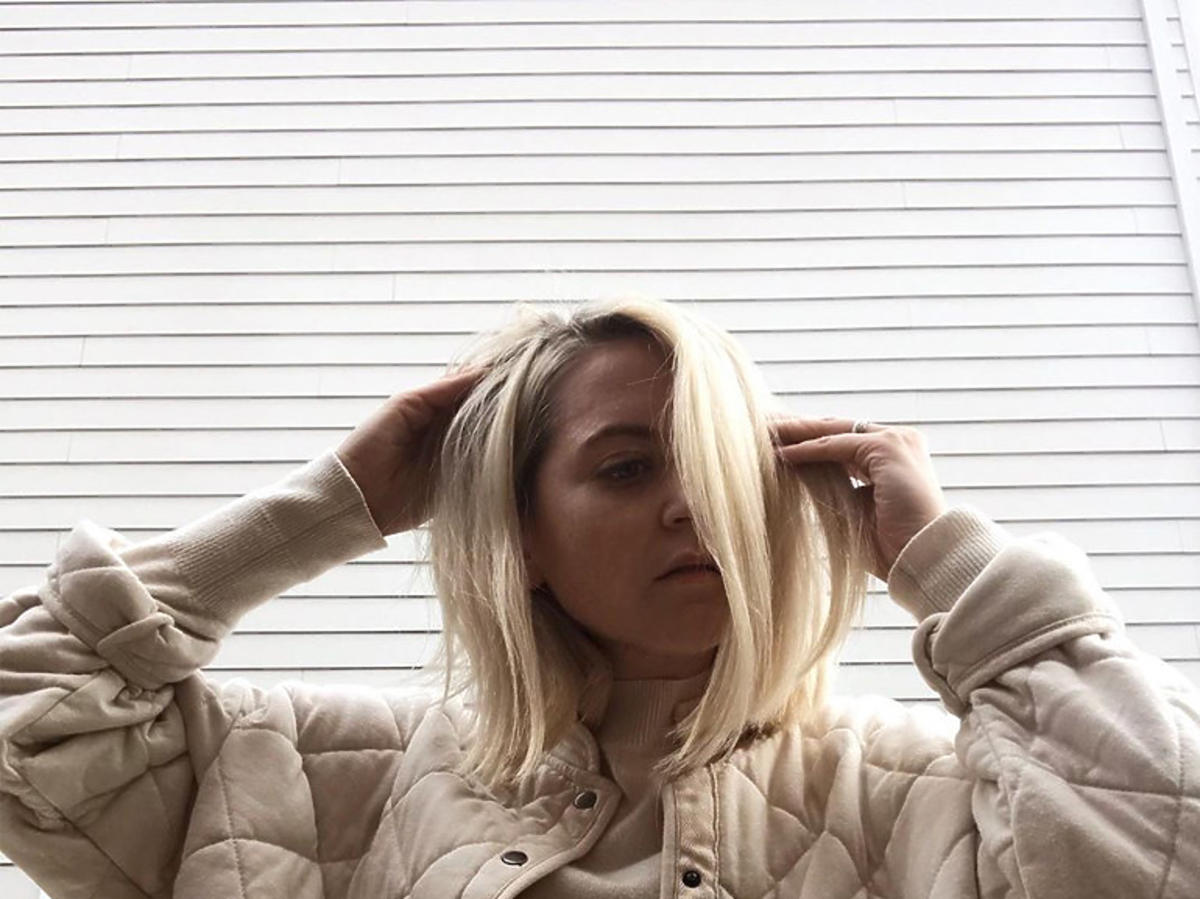 "Clavicle Lob" w blondzie to modna fryzura na jesień 2020