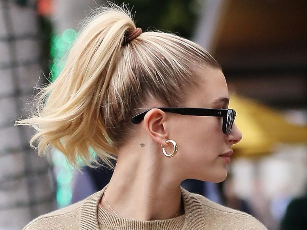 Najmodniejsze fryzury 2020 roku: wysoki, nonszalancki kucyk /Hailey Bieber