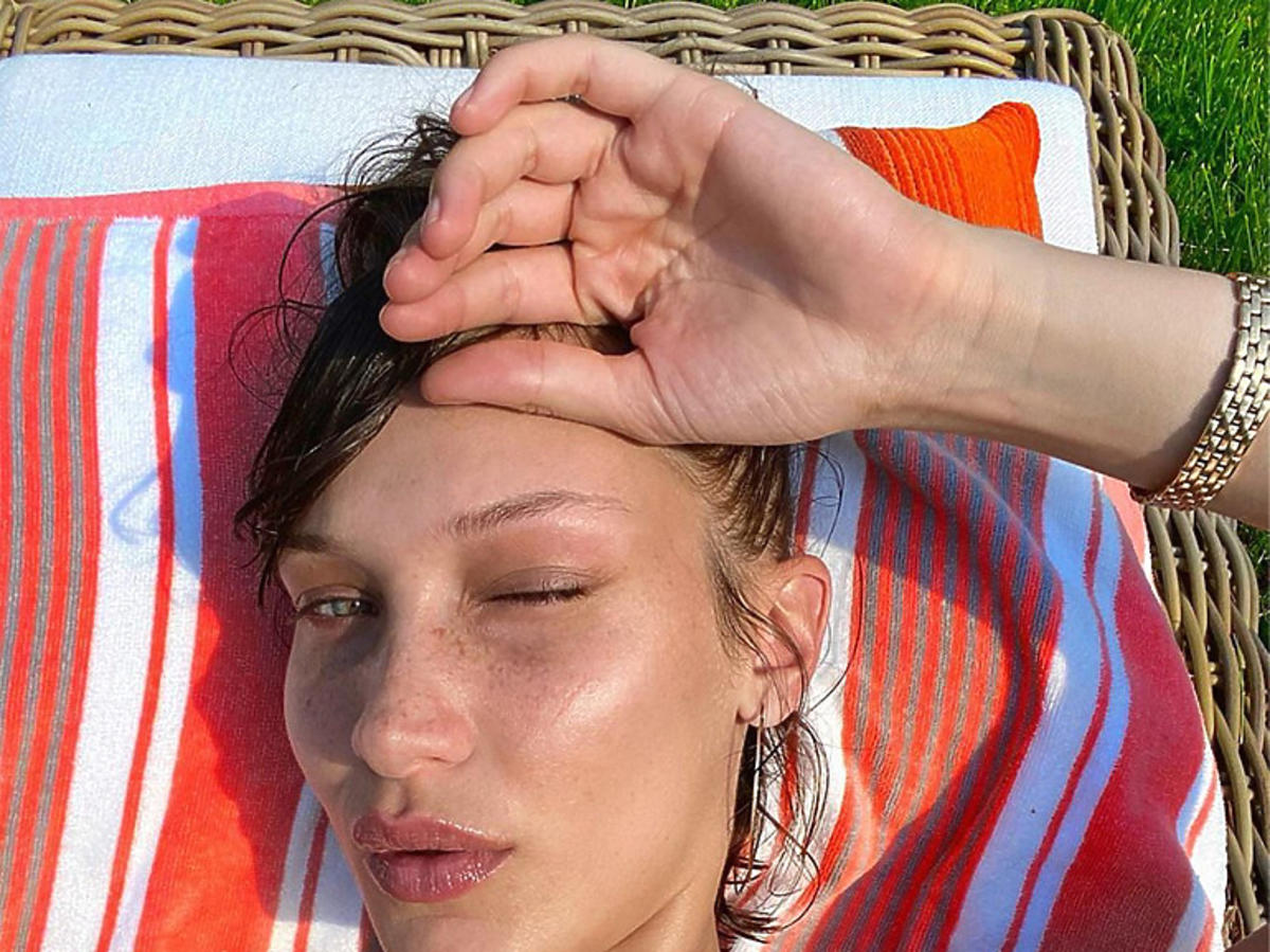 Fryzury lato 2020. Ta grzywka w stylu Belli Hadid to hit wakacji - oto "side-swept bangs"