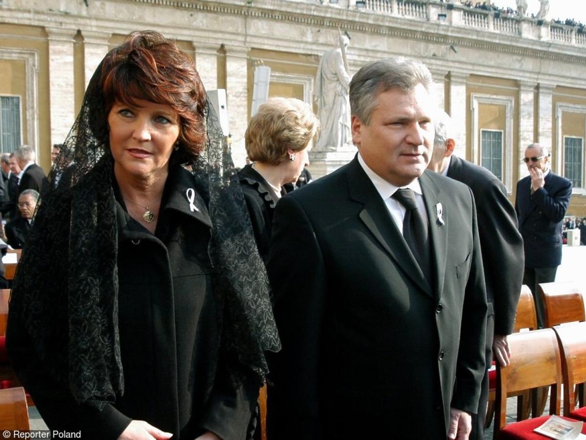 Jolanta Kwaśniewska w czarnej sukience i koronkowej mantylce, Aleksander Kwaśniewski w garniturze