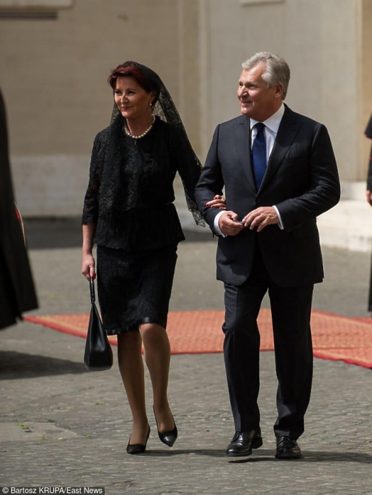 Jolanta Kwaśniewska w czarnej sukience w Watykanie