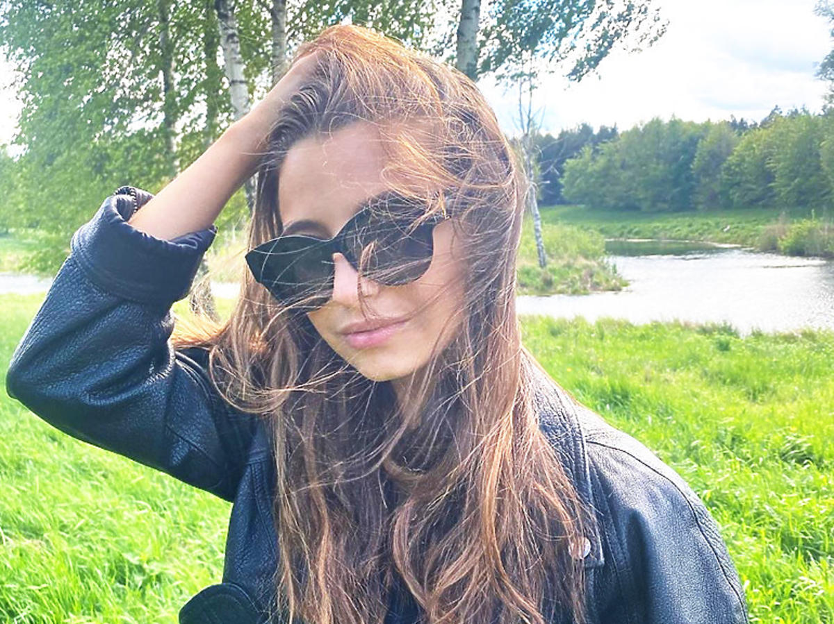 Julia Wieniawa w czarnym jesiennym płaszczu