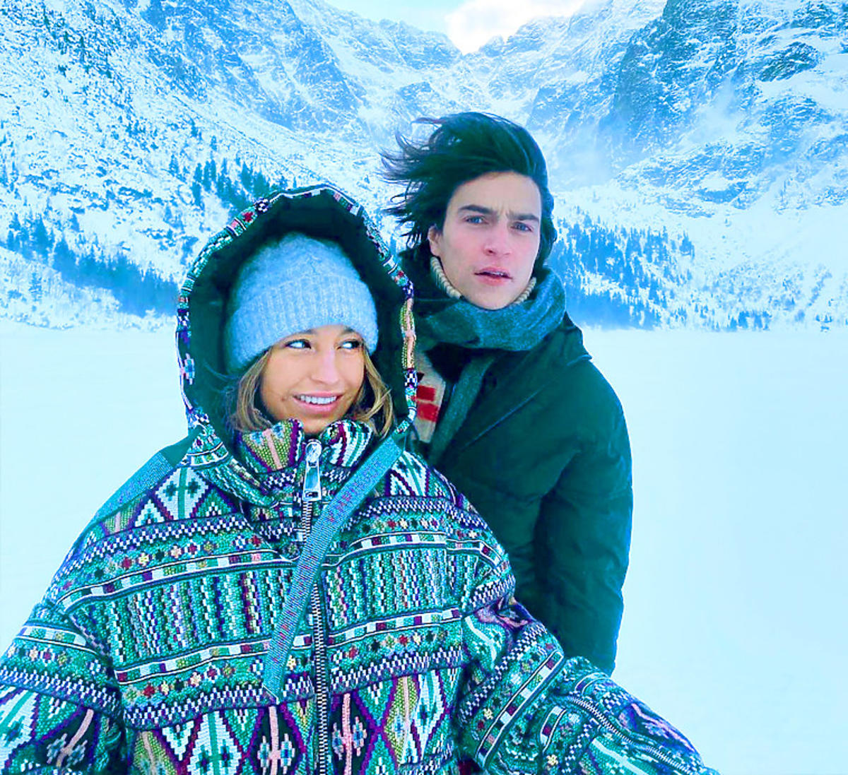Julia Wieniawa w zielonej puchowej kurtce Khrisjoy z Nikodemem Rozbickim w górach