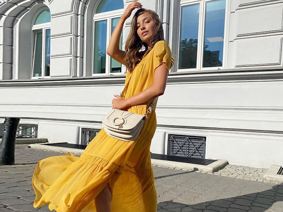 Julia Wieniawa w żółtej sukience maxi i białych sneakersach Versace