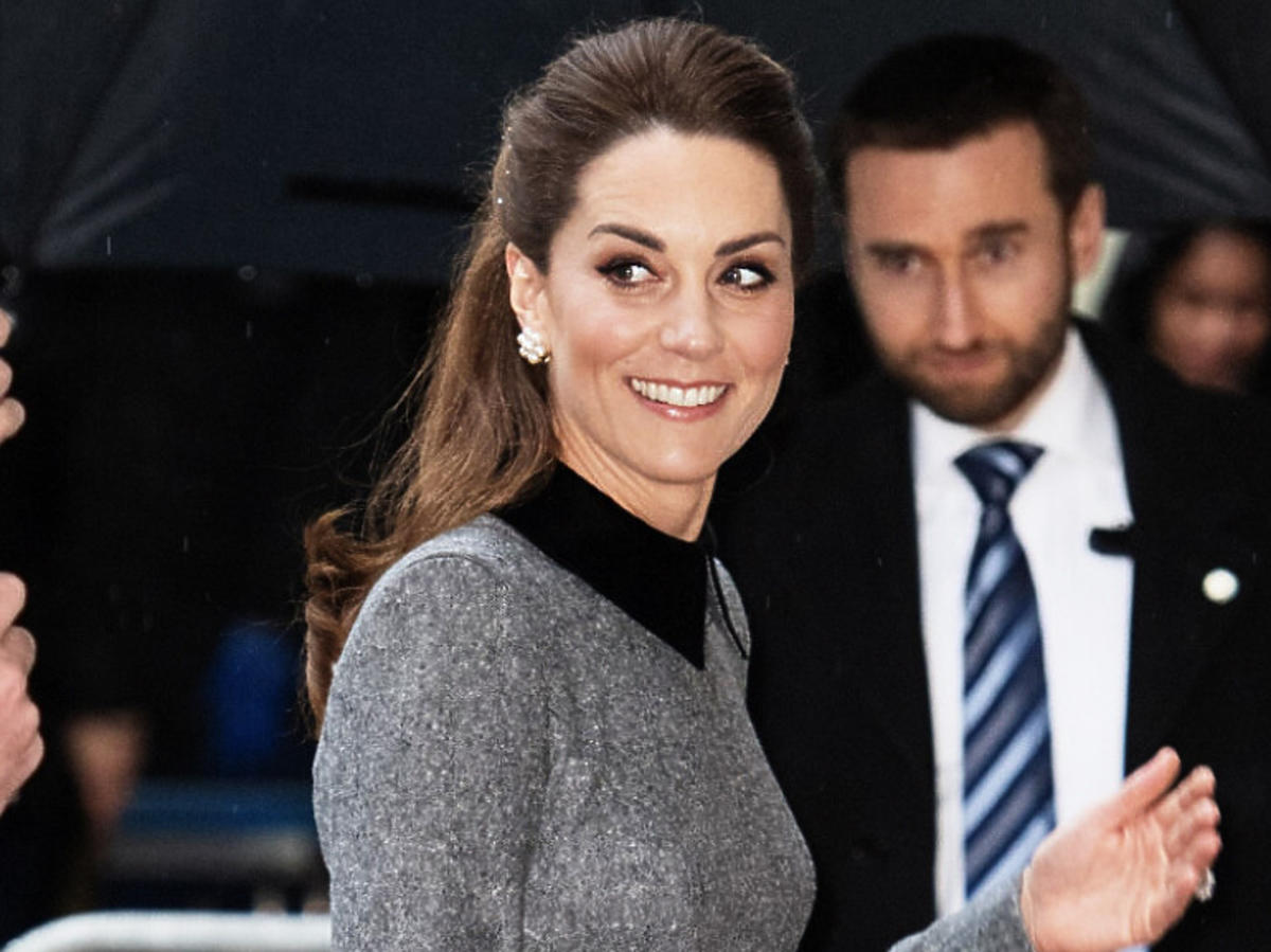 Księżna Kate w szarej sukience
