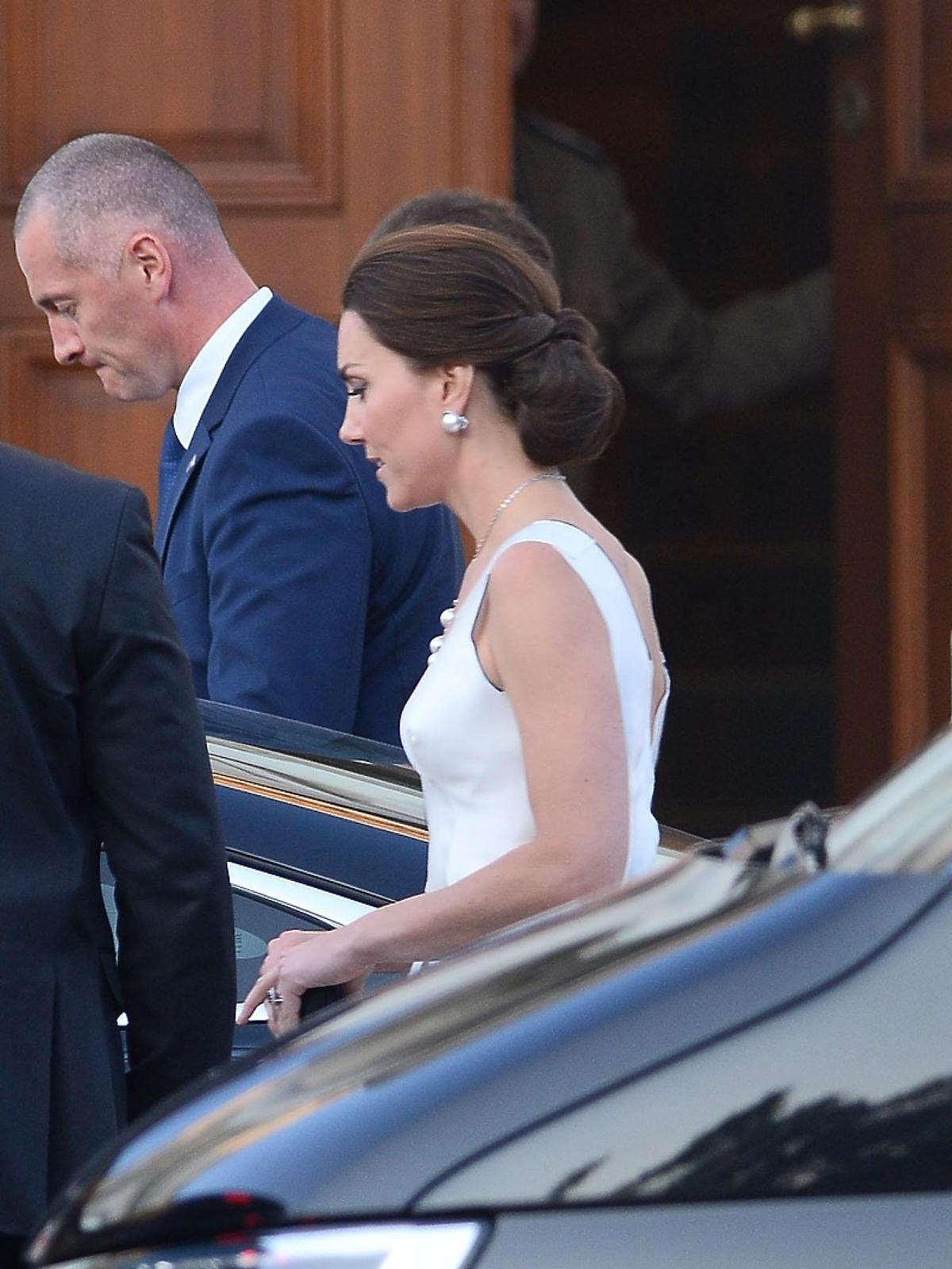 Księżna Kate zachwyciła w białej sukni na balu w Łazienkach! Ładniej od Agaty Dudy? ZDJĘCIA