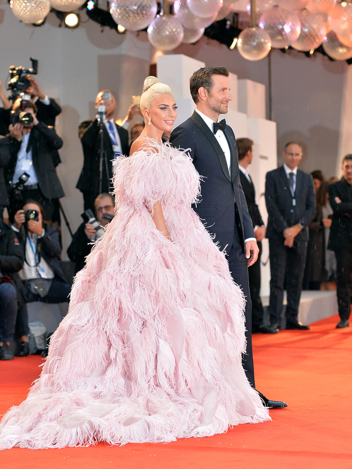 Lady Gaga w sukience od Valentino wyglądała jak milion dolarów