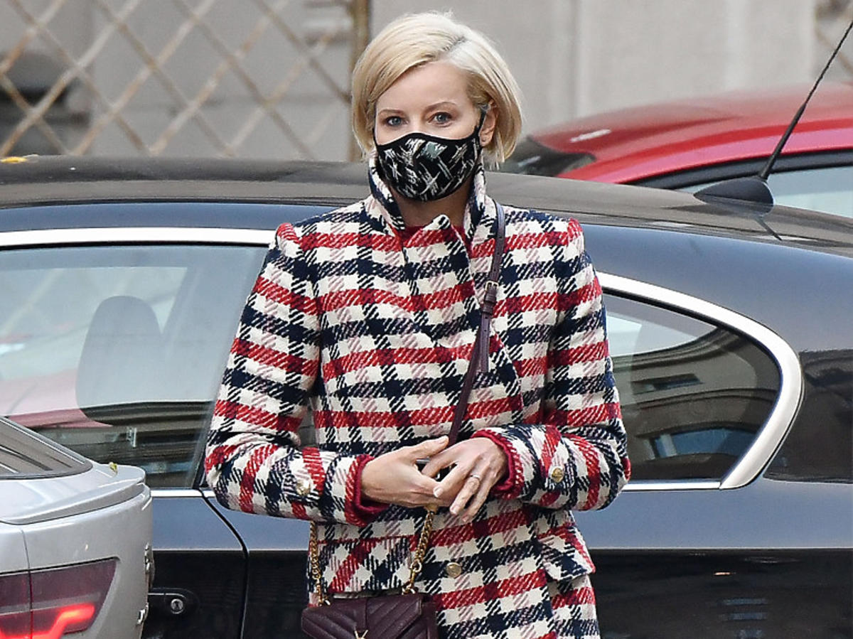 Małgorzata Kożuchowska w płaszczu maxi w kratę i czarnych ciężkich botkach, z torebką Yves Saint Laurent