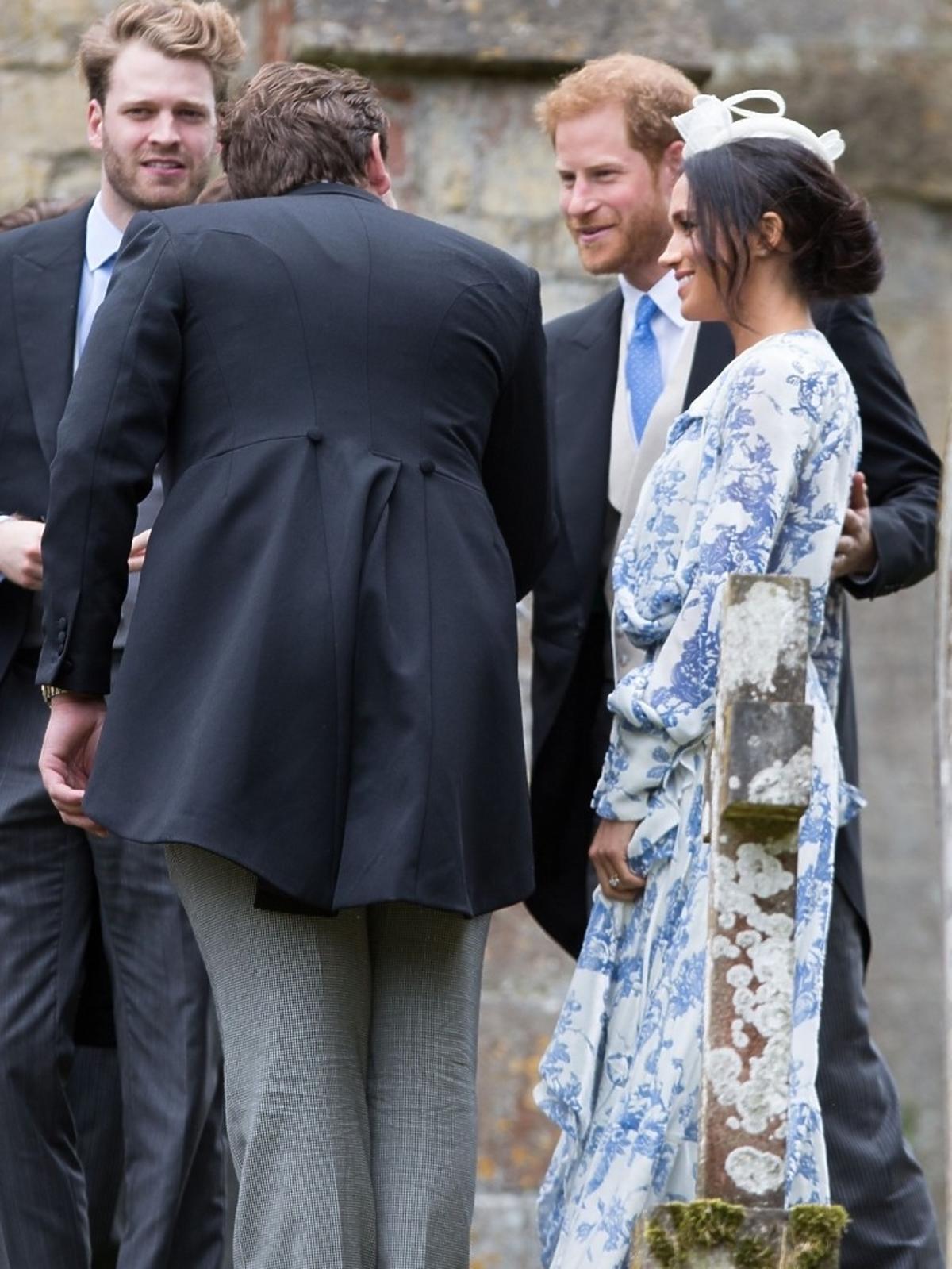 Meghan Markle w biało-niebieskiej sukience