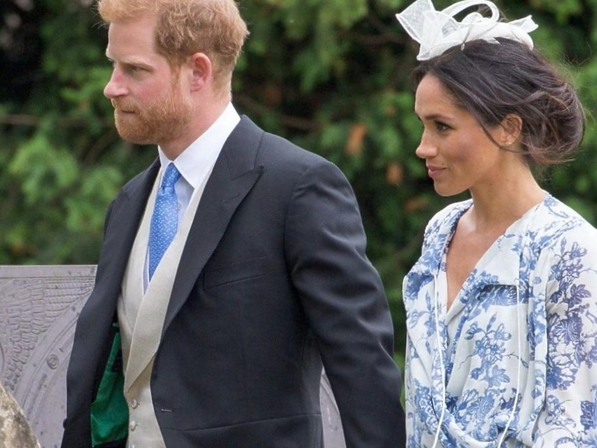 Meghan Markle w biało-niebieskiej sukience