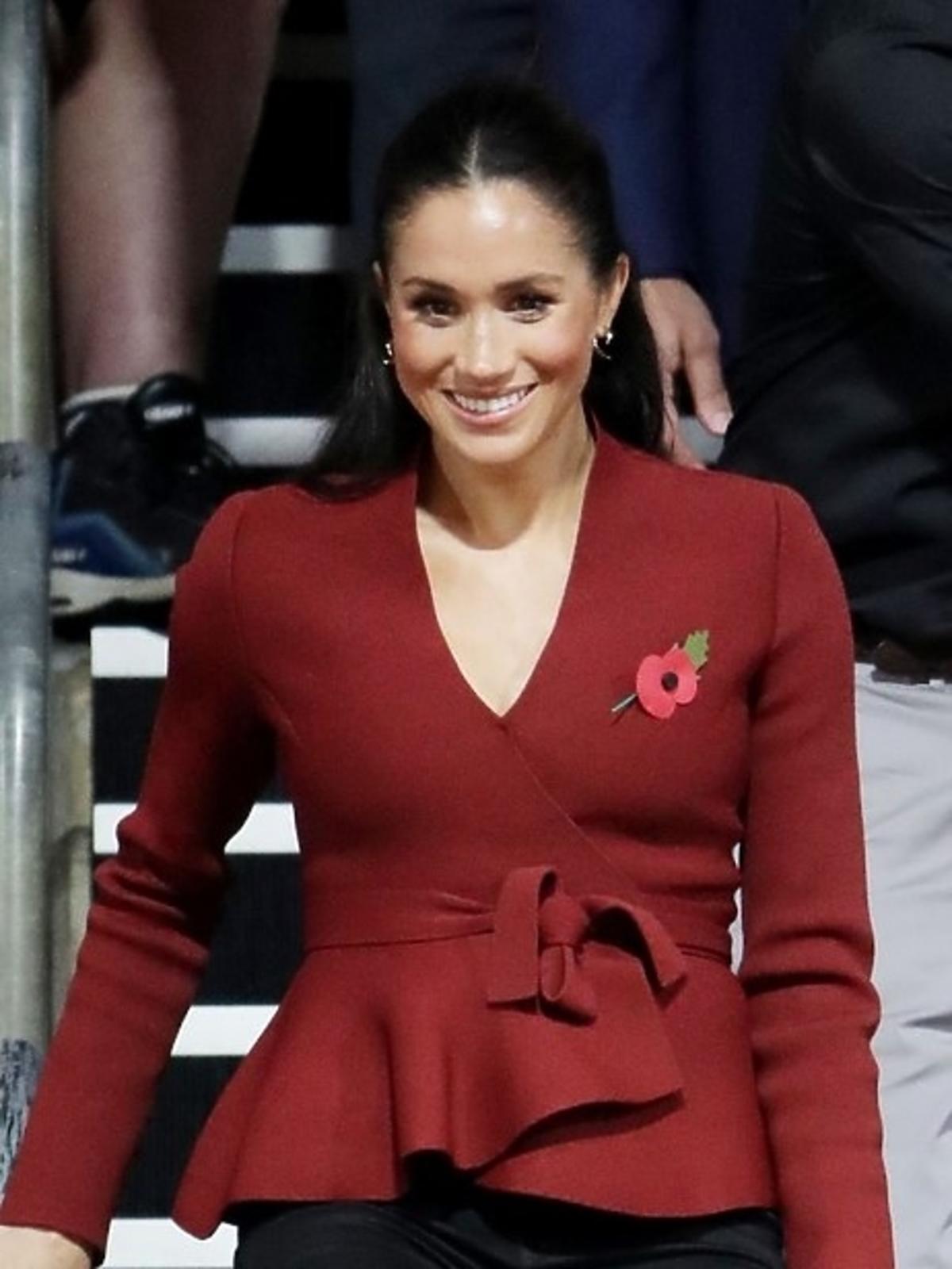 Meghan Markle w ciąży. Założyła bordowy żakiet z falbaną i wysokie szpilki
