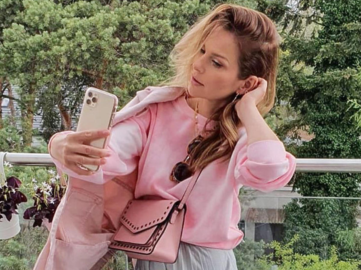 Paulina Sykut w szarej spódnicy za 50 złotych z Sinsay