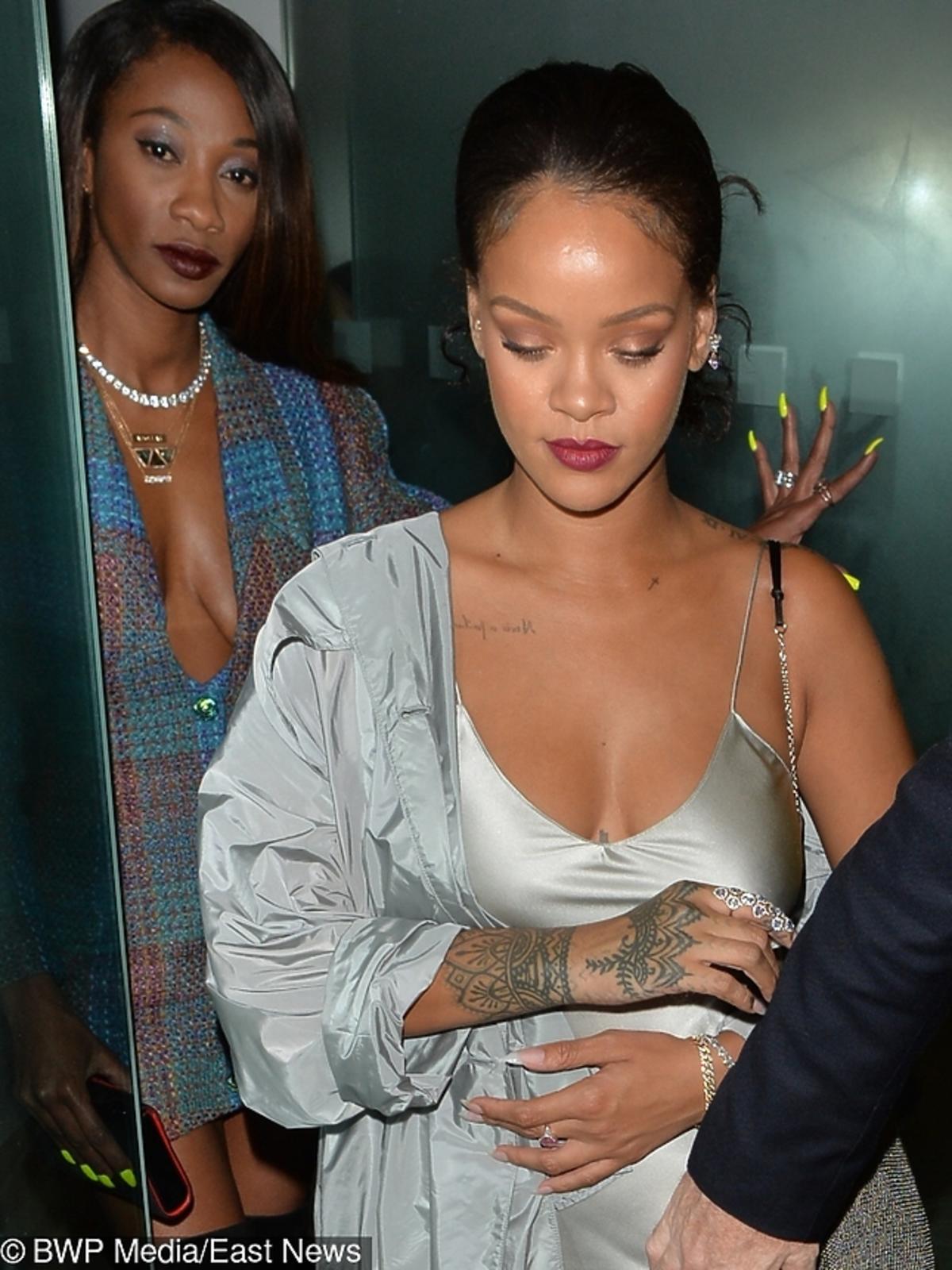 Rihanna w srebrnej sukience. Widać, że ukryła dodatkowe kilogramy?