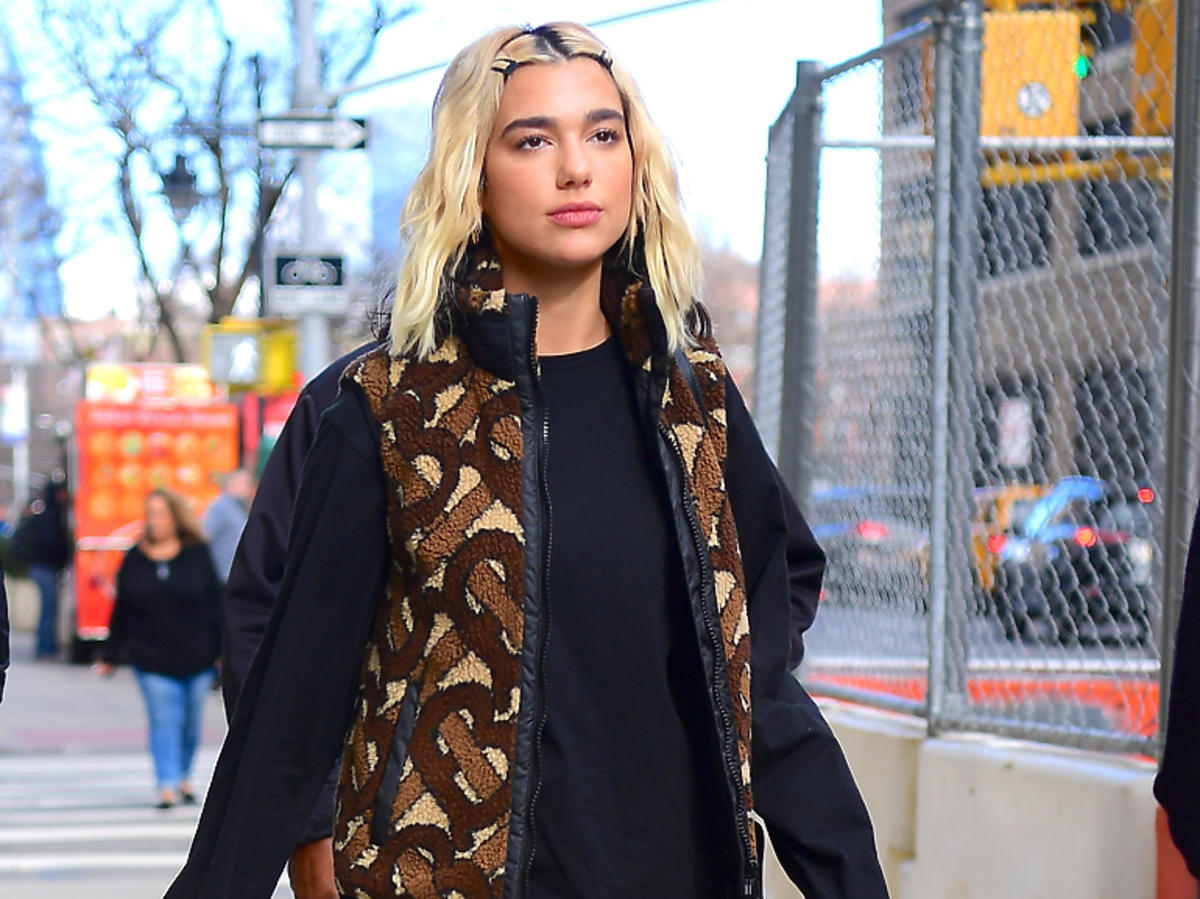 Dua Lipa w kamizelce