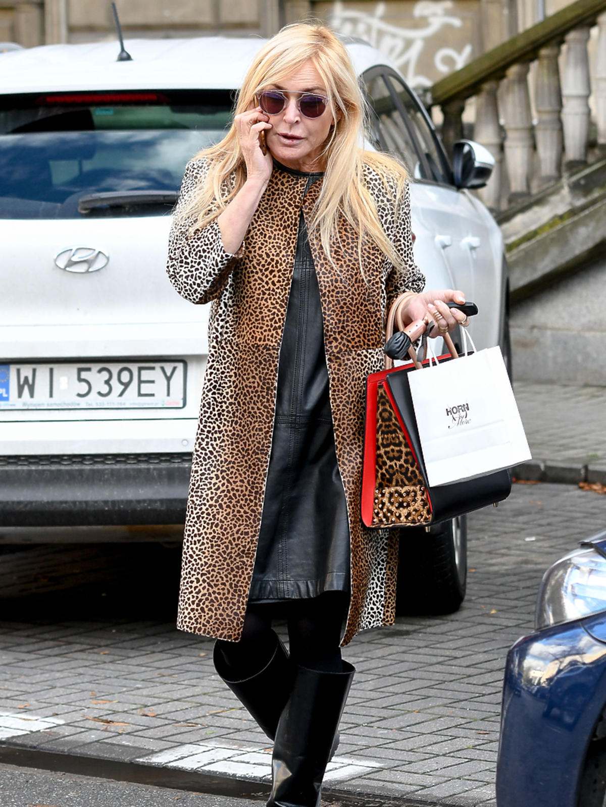 Monika Olejnik na ulicy w płaszczu w gepardzie cętki
